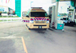  Ambulans yang berhenti di stasiun pengisian bahan bakar (Foto: World of Buzz)