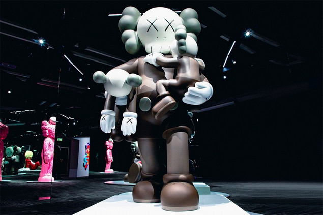 Seni instalasi Kaws: Along The Way dari Kaws dan (HOCA).