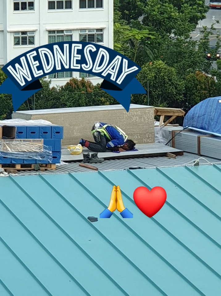 Sholat di atas atap