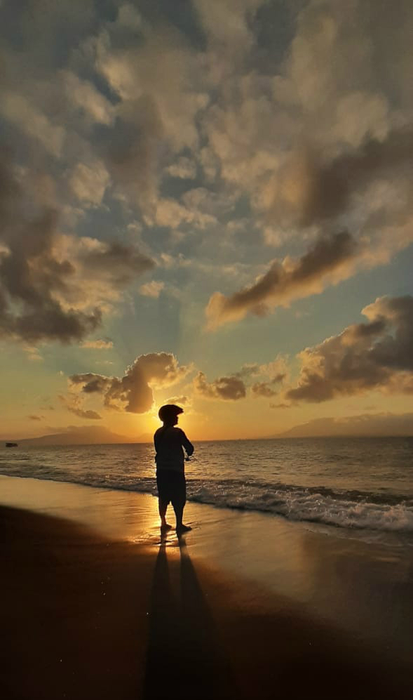 Penduduk banyuwangi memancing di selat bali