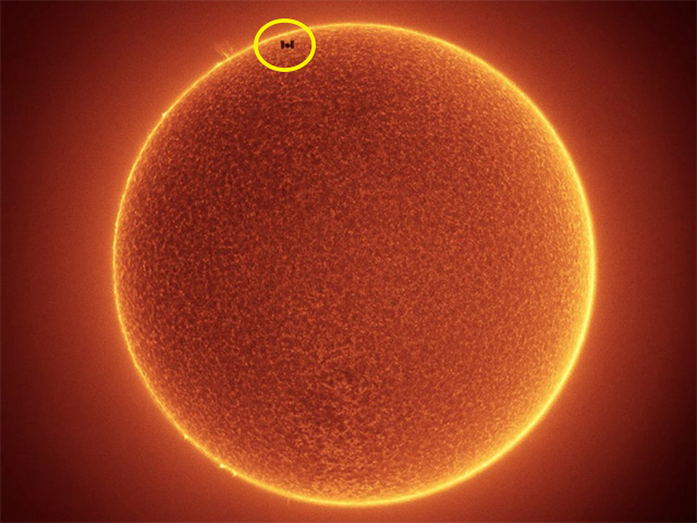 ISS berukuran raksasa terlihat sangat kecil di depan Matahari.