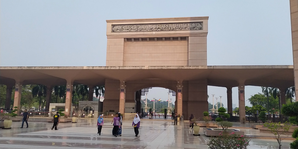 Gerbang Masjid Putra