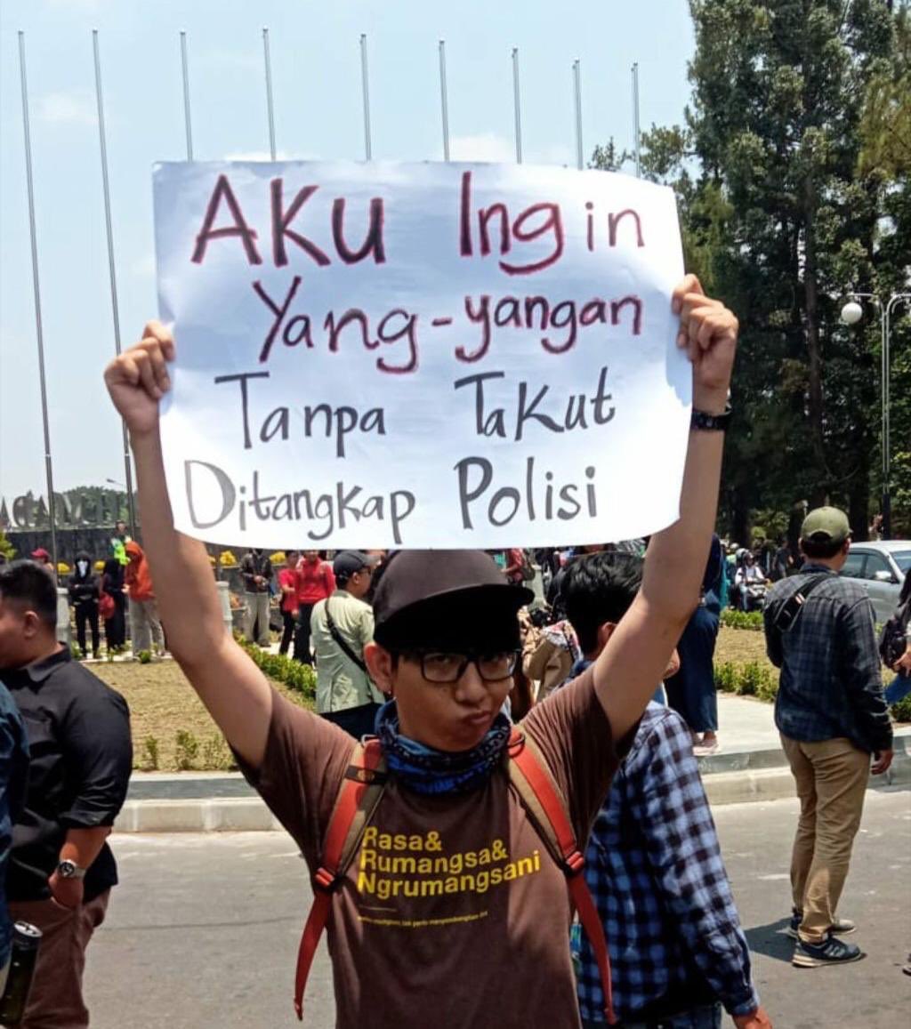 Deretan Poster Kocak Demo Mahasiswa Sobat Ambyar Sampai Sungguh