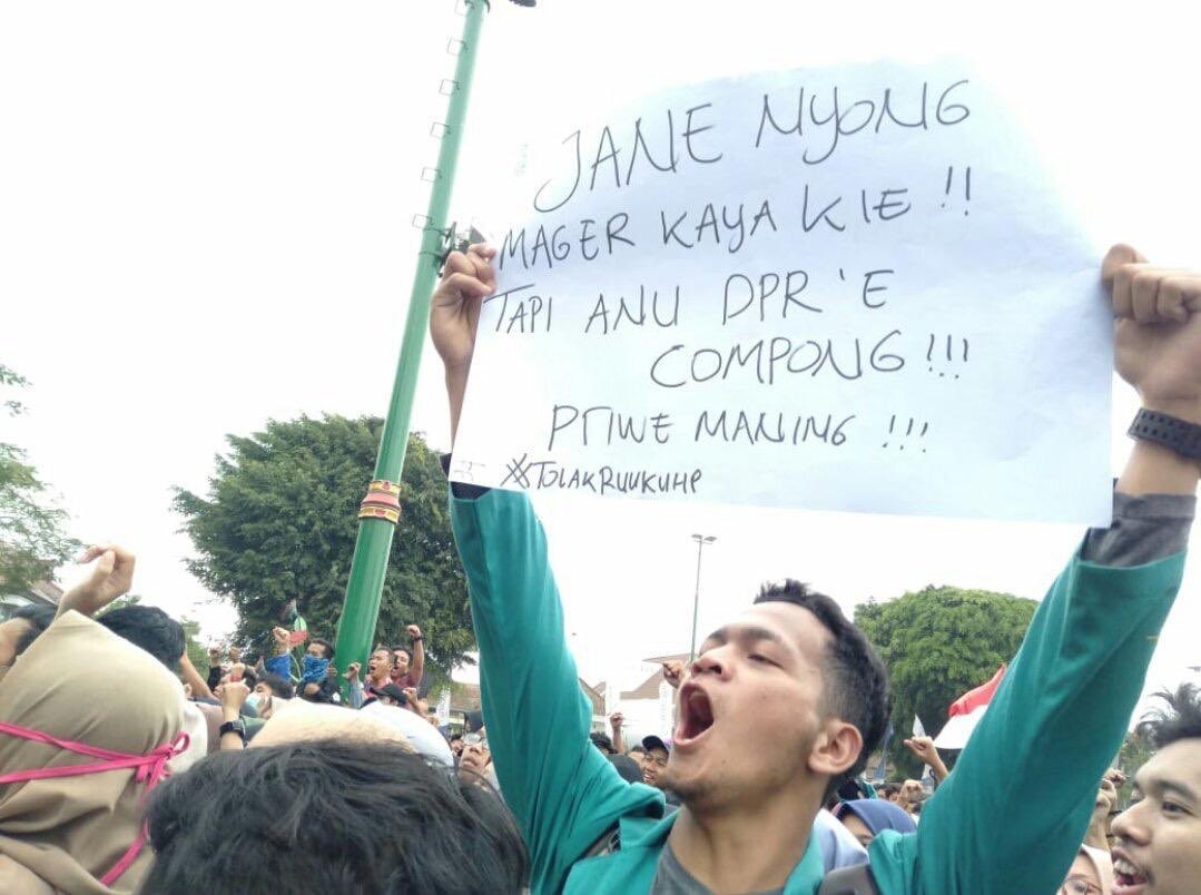 Deretan Poster Kocak Demo Mahasiswa Sobat Ambyar Sampai Sungguh