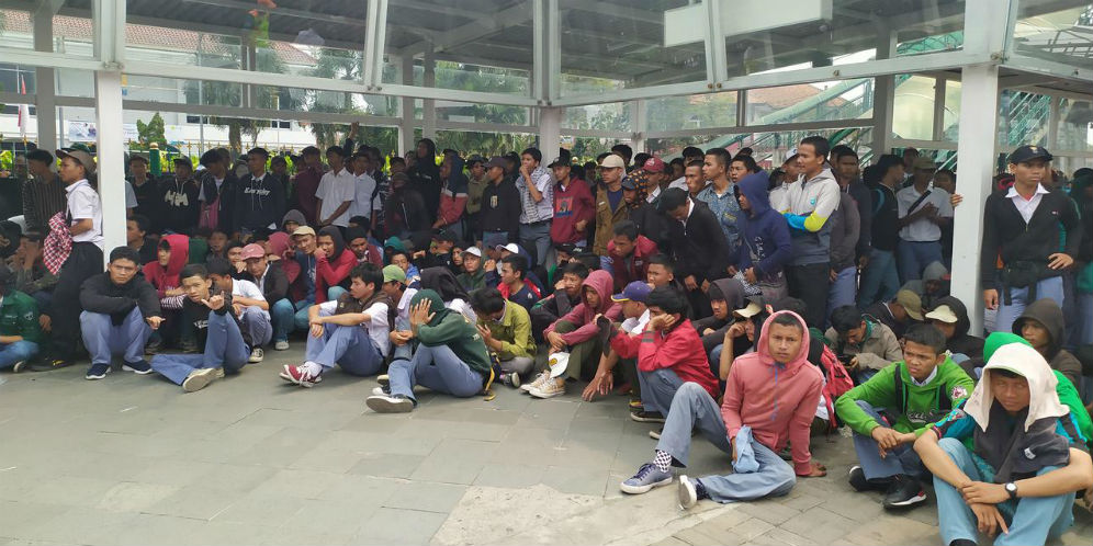 Pelajar yang akan berdemo tertahan di Stasiun Bogor