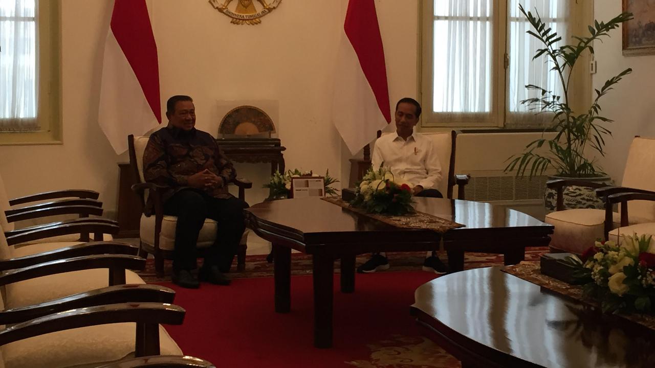 Presiden Jokowi bertemu Presiden ke-6 RI Susilo Bambang Yudhoyono (SBY) di Istana Merdeka, Jakarta, Kamis (10/10/2019) siang. (Merdeka.com/Intan Umbari Prihatin)