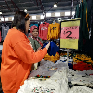 Kamu bisa mendapatkan kaos murah di Queen Victoria Market.