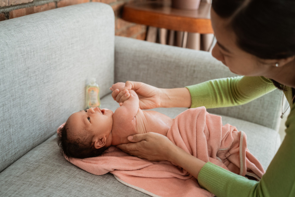 18 Manfaat Minyak Kelapa Efektif Melembutkan Kulit Bayi Parenting Dream Co Id