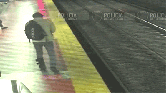 Pria terjatuh dari peron