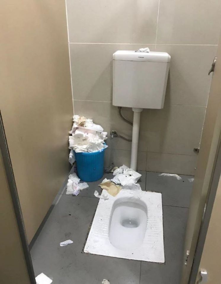 Toilet di pusat observasi di Wuhan