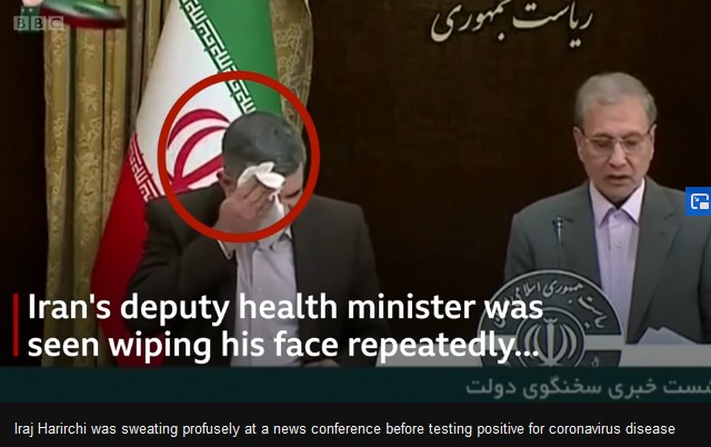 Wakil Menteri Iran, Iraj Hararchi, mengelap keringat saat konferensi pers.