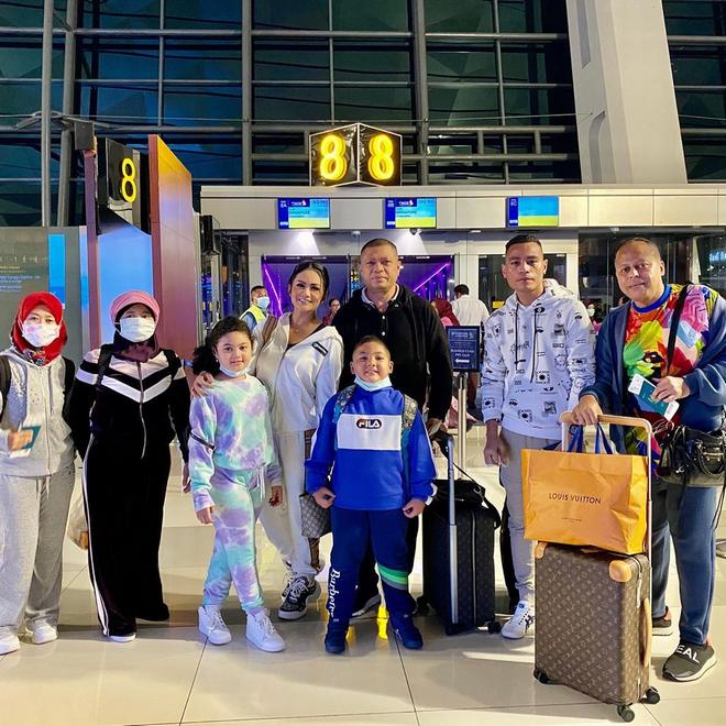 Krisdayanti dan keluarga saat baru tiba di Swiss.