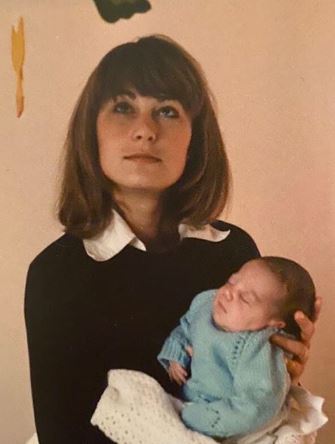 Kate Middleton saat bayi digendong ibunya