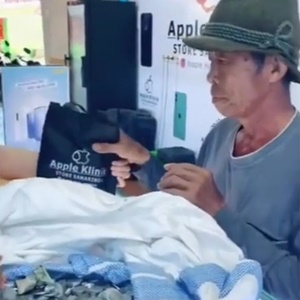 Potret Bapak Belikan Hp dengan Uang Receh Viral