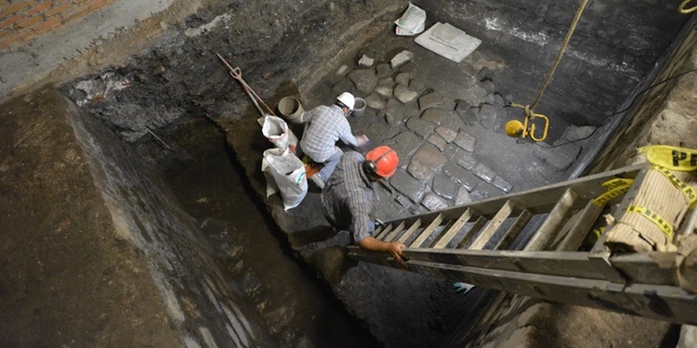 Para Peneliti Menggali Lubang dibawah Kantor Pegadaian Meksiko