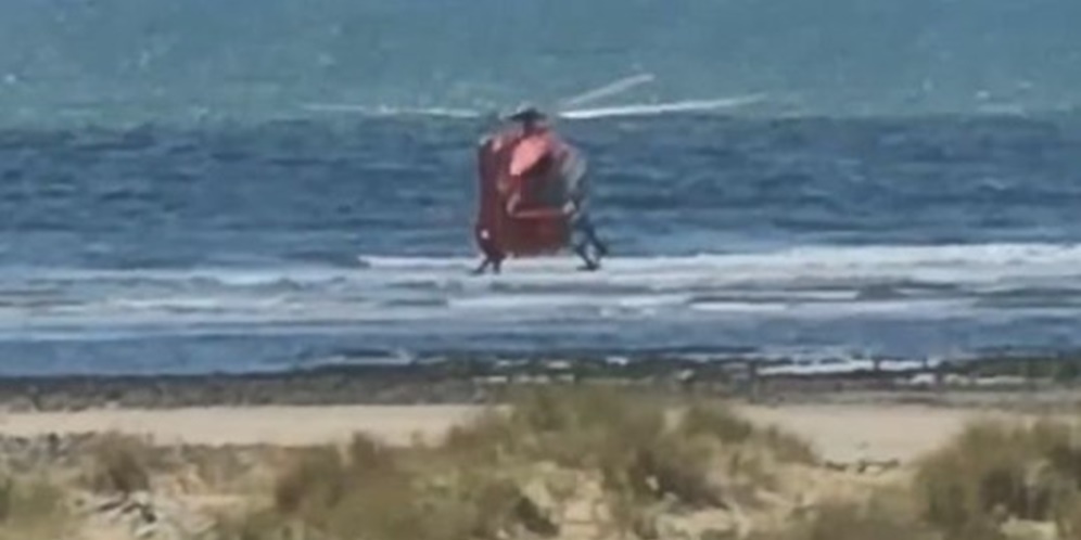 Helikopter menuju ke pantai tempat Steve dan anaknya tenggelam