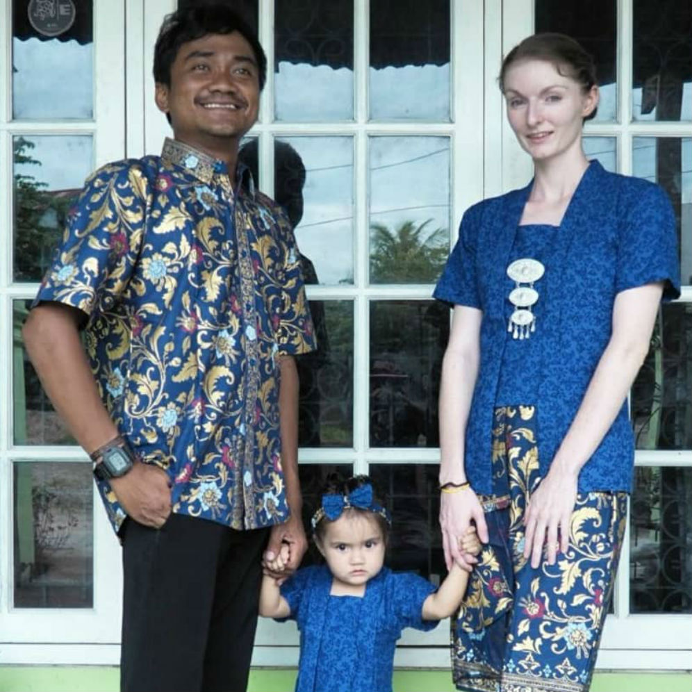 Keluarga Kumbara Pakai Batik