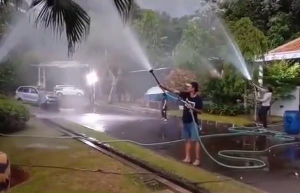 Adegan menyeberang jalan di tengah hujan lebat dalam sinetron.