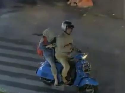 Sepasang kekasih boncengan melanggar lalu lintas di Bandung.