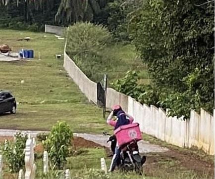 Jalan ke makam licin setelah turun hujan.