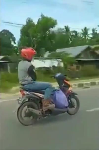 Aksi motor jalan sendiri di tengah jalan.