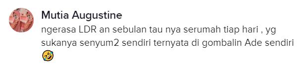 Si kakak senyum-senyum, tak tahunya digombalin adik sendiri.