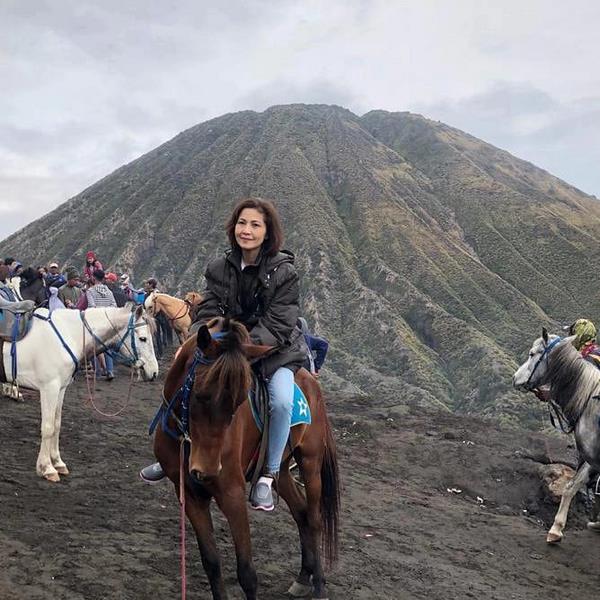 Meilia Lau naik kuda saat melancong ke Gunung Bromo.