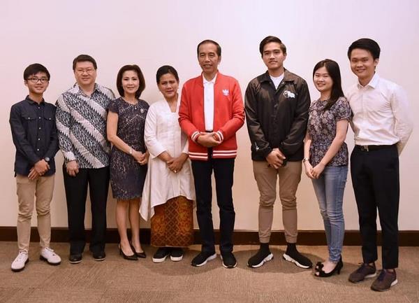 Meilia Lau dan keluarga berfoto bersama Presiden Jokowi.