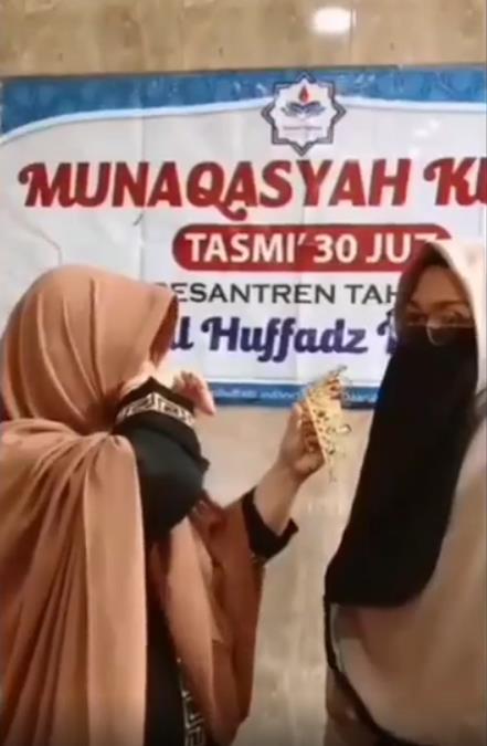 Seorang ibu bangga dan terharu putrinya lulus jadi seorang hafizah.