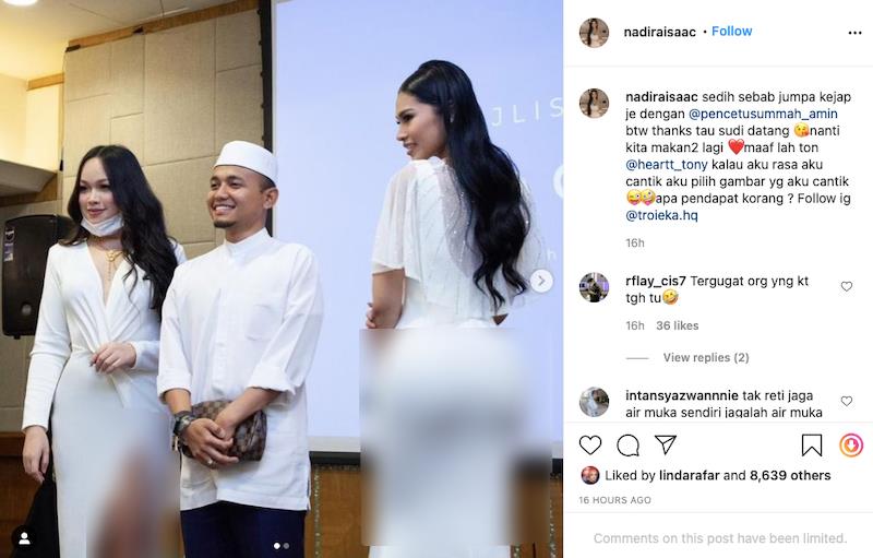 Ustaz Amin berpose dengan dua wanita berpakaian seksi.