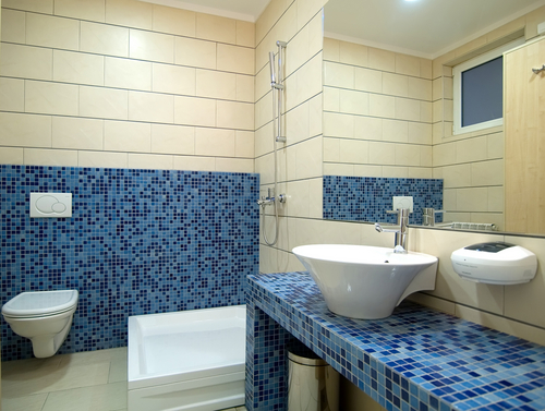 Kamar mandi biru