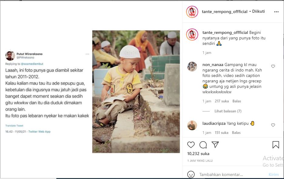 Adik kecil sedih menatap makam