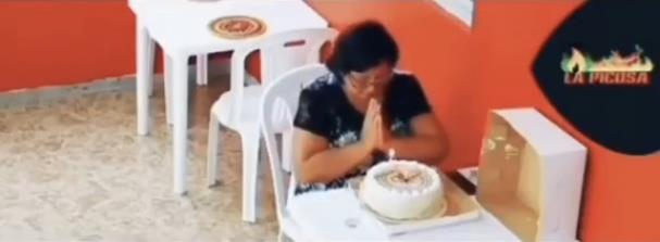 Seorang ibu rayakan ulang tahunnya sendirian di restoran.