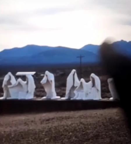 Sekelompok pria berjubah putih di tengah padang pasir.