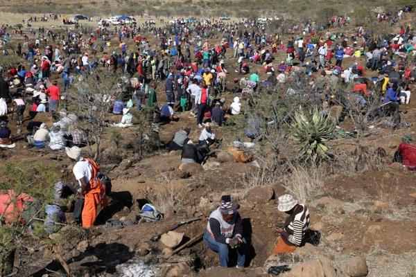 Ribuan warga Afrika menggali batu misterius diduga berlian.