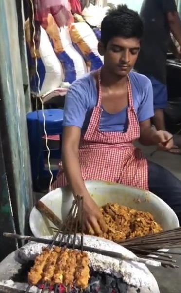 Pembuatan sate taichan di India bikin netizen mual.