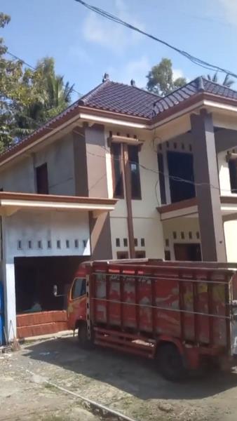 Rumah mewah di tengah hutan di Tulungagung.