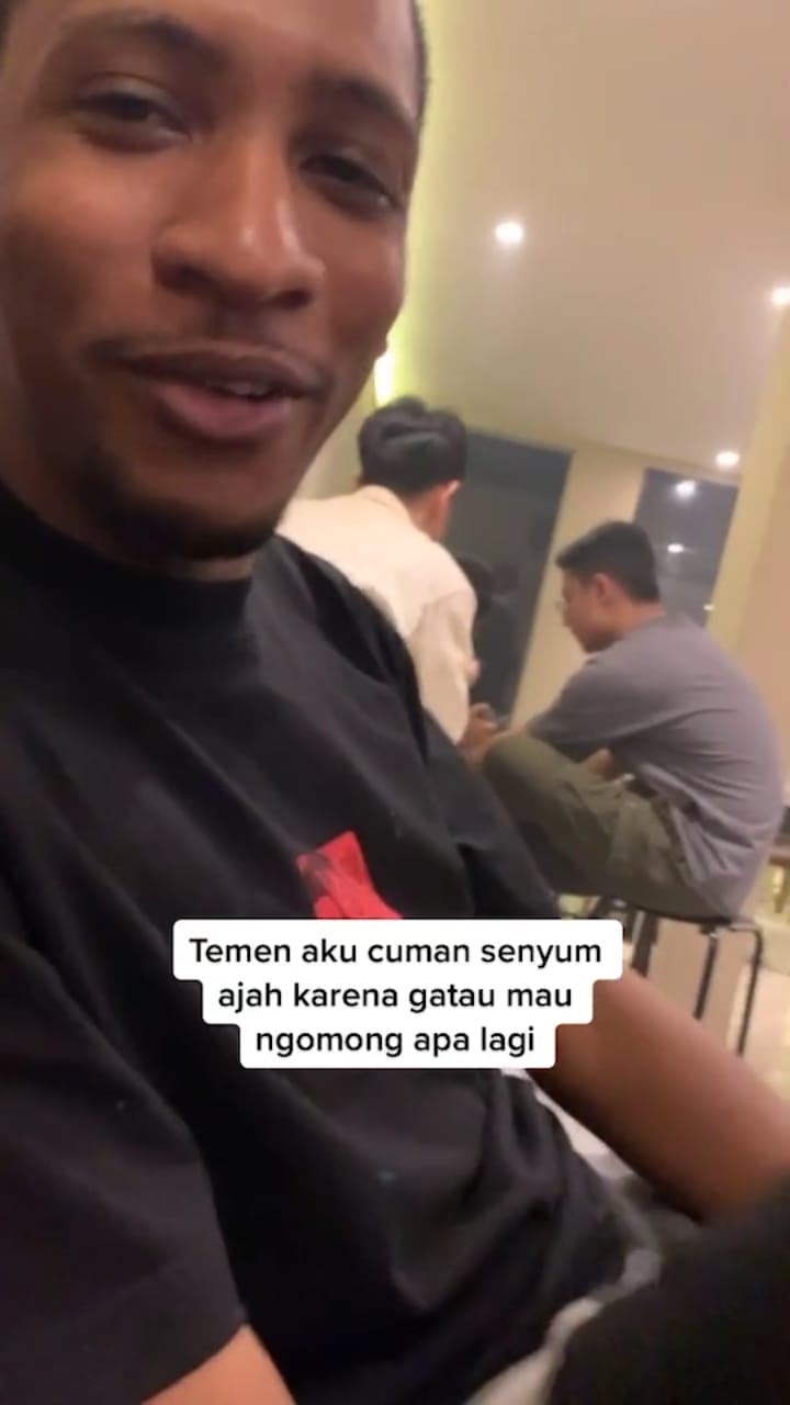 Cuma Senyum dan Nggak Bisa Bilang Apa-apa