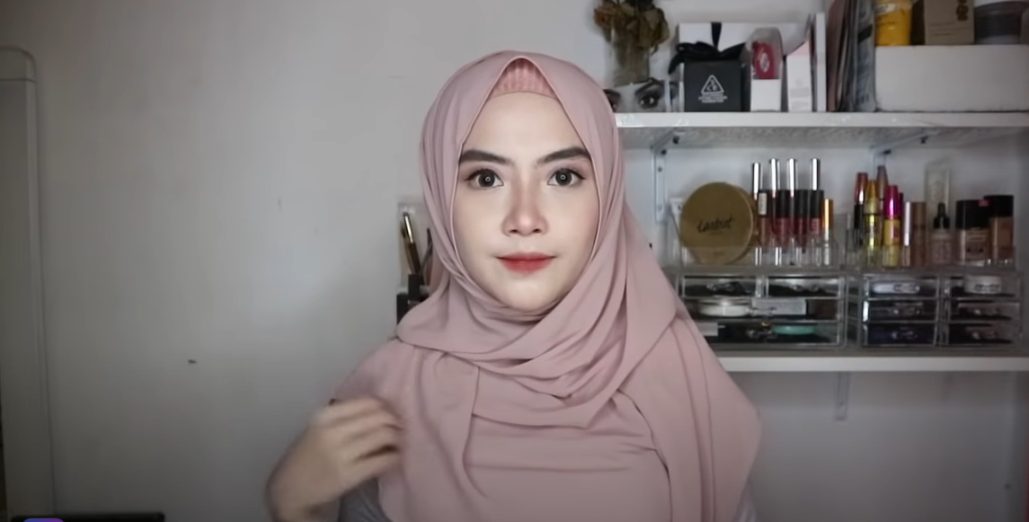 Tutorial hijab pashmina menutup dada