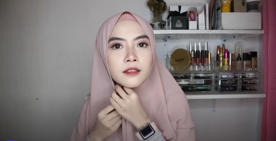Tutorial hijab pashmina menutup dada