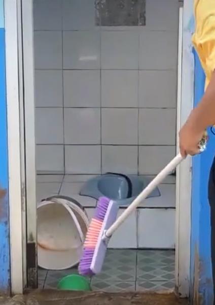 Heboh ular terkepung di kamar kecil kabur masuk lubang WC.