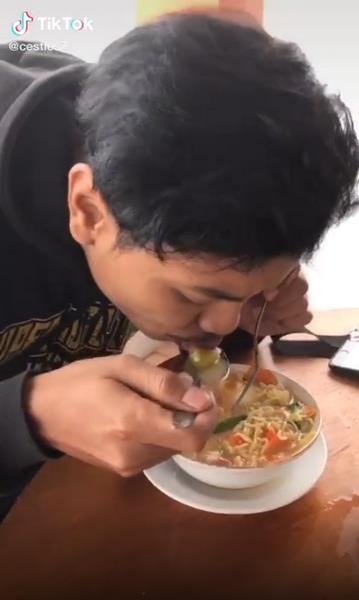 Viral pria seruput mie panas keluar asap tebal.