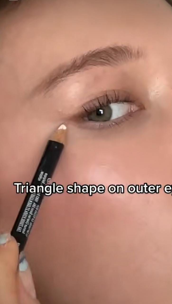 Trik Mengaplikasikan Eyeliner Putih Sebagai Highlighter