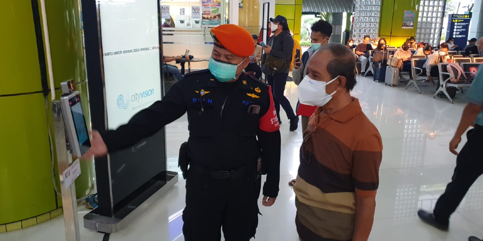 Pemeriksaan Suhu Tubuh di Stasiun Gambir