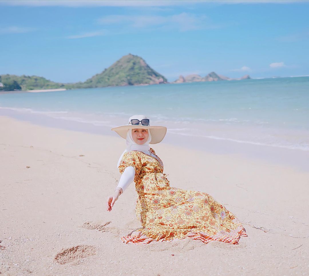 Fashion hijab ke pantai