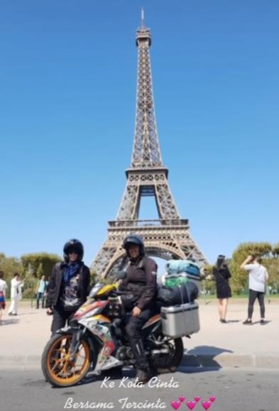 Viral pasutri boncengan pakai motor bebek hingga ke Paris, Prancis.