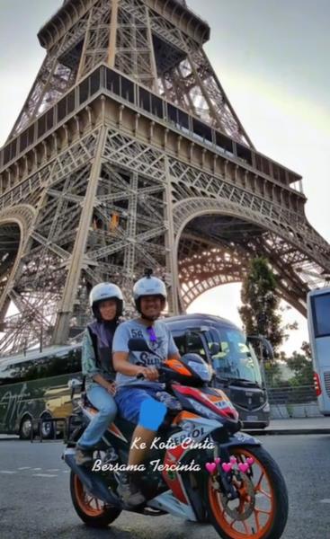 Viral pasutri boncengan pakai motor bebek hingga ke Paris, Prancis.