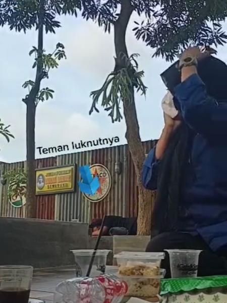 Cewek ketiduran di kafe, pas bangun syok dan malu.