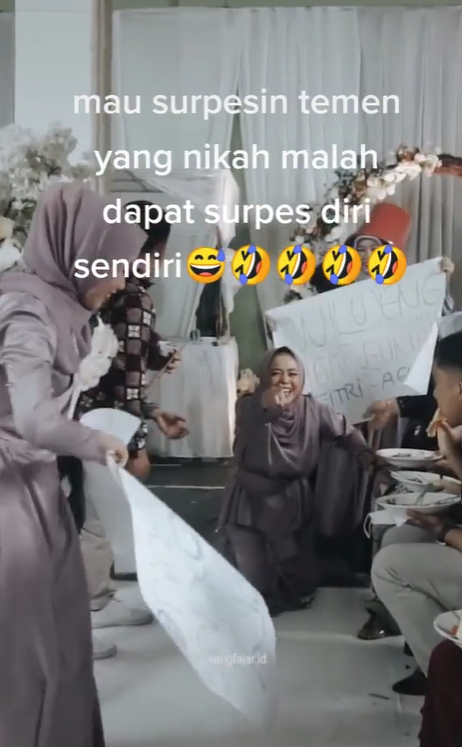 Sahabat Berikan Kejutan Pada Pengantin