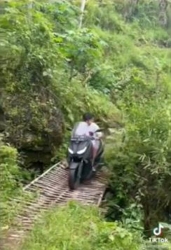 Nekat seberangi jembatan bambu reyot, endingnya bikin syok